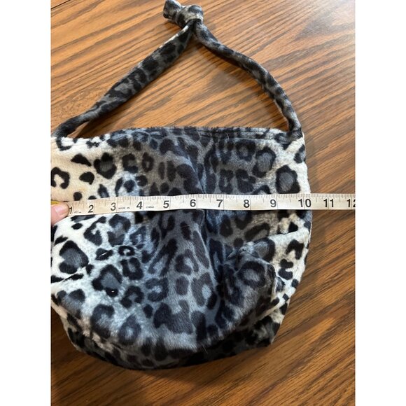 Black, white, and grey fuzzy leopard print zippered tote bag - Picture 4 of 7
